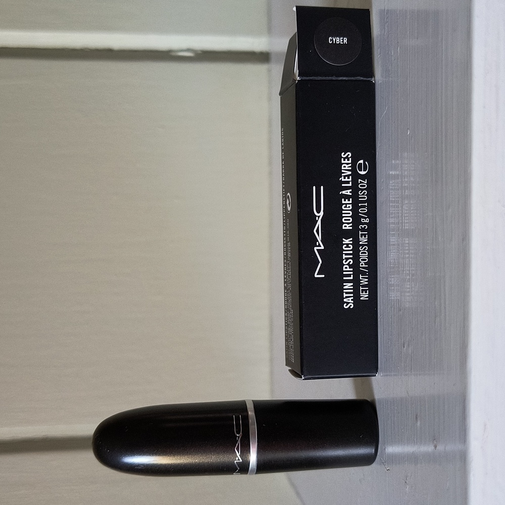 M•A•C Satin Lipstick - Cyber B36